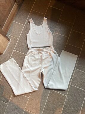 lululemon athletica Ivory joggers and tank size 4